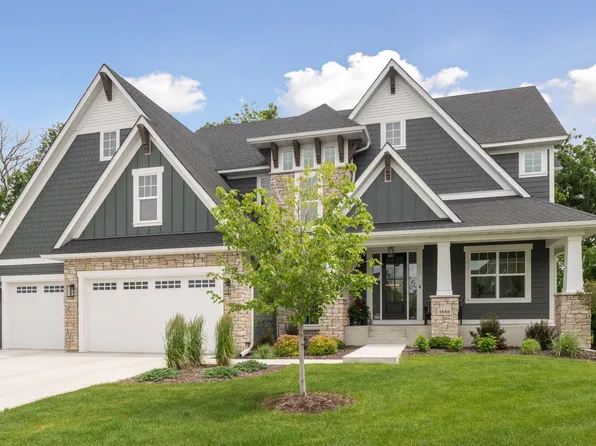 1886 Della Dr, Chanhassen, MN 55317