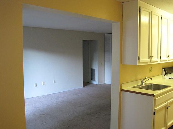 4th image of 70 Shrewsbury Green Dr Unit G