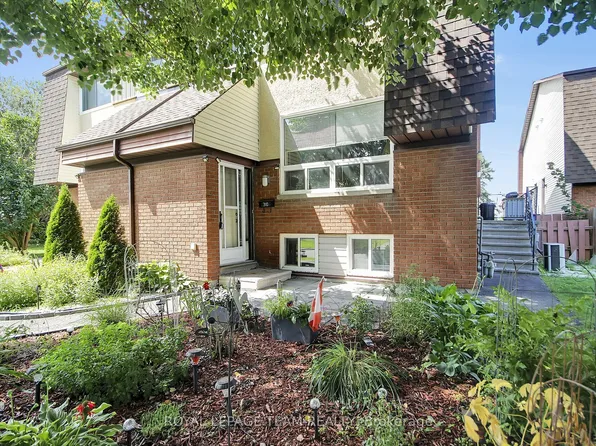 31 Woodvale Grn #D, Ottawa, ON K2G 4H3