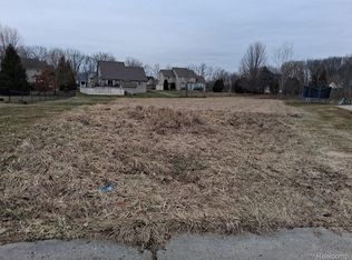 8320 Deer Creek Ct, Grand Blanc, MI 48439