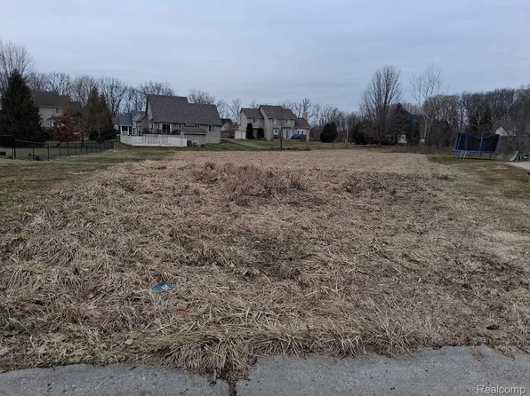 8320 Deer Creek Ct, Grand Blanc, MI 48439