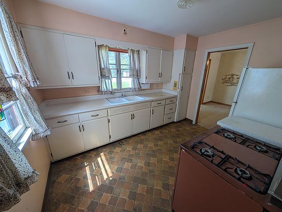 2nd image of 1712 Oxford St