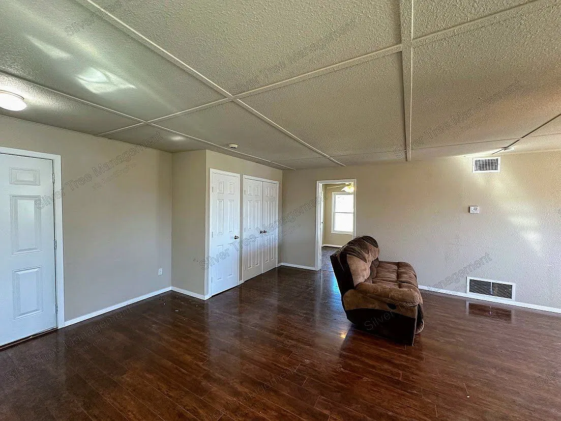2 bed, 1.0 bath, 700 sqft, $700 — Photo 2