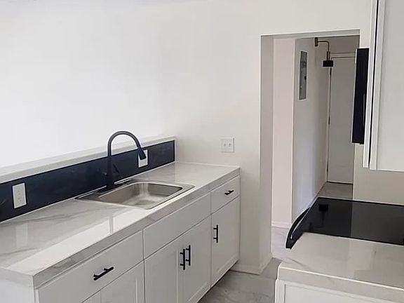4th image of 2937 N Los Altos Ave #1