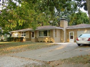 102 Walnut St, Mahomet, IL 61853