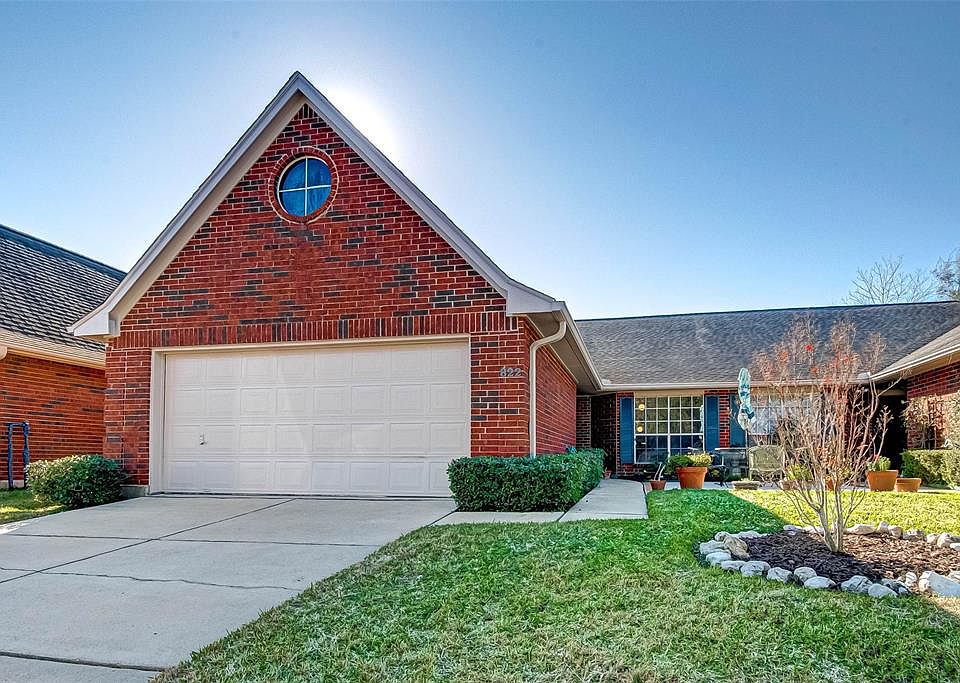 Welcome to 822 W Country Meadows Lane in the master community of Country Place!