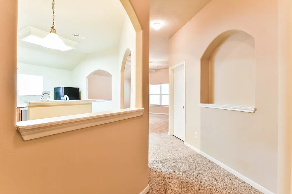 3 bed, 2.0 bath, 1746 sqft, $2,120 — Photo 2