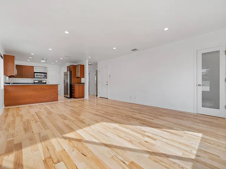1117 S Cochran Ave — Photo 12