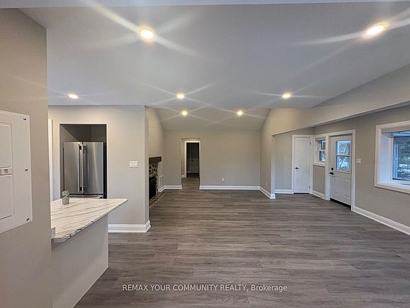 2nd image of 3958 Grove Pl