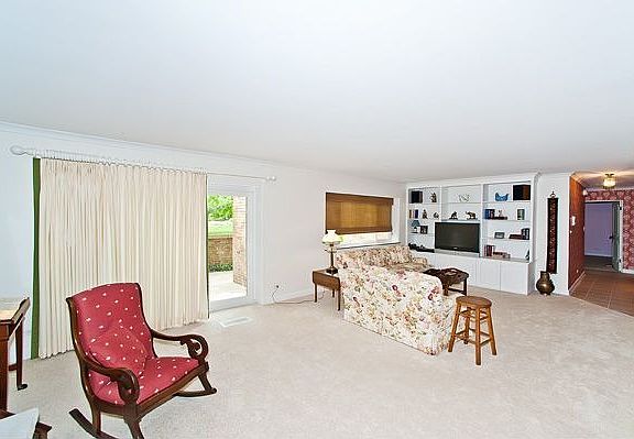 3rd image of 340 Claymoor APT 1B