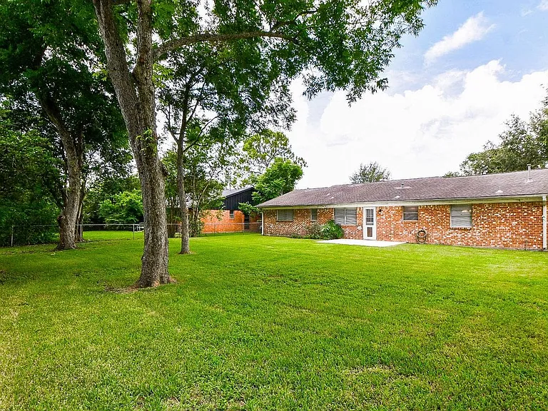 2303 Willow Blvd — Photo 11