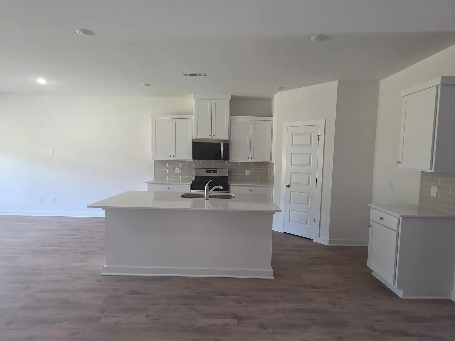 4 bed, 2313 sqft, $2,800 — Photo 2