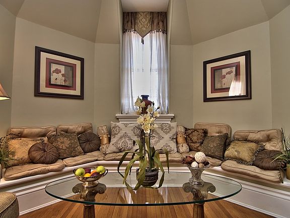 Living Area/Seating Area