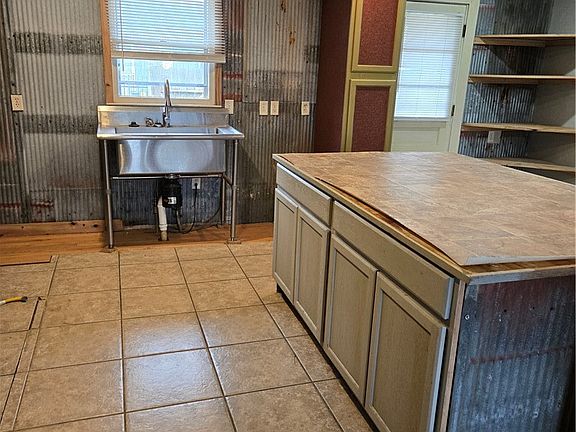 5th image of 19304 Hillcrest Ln