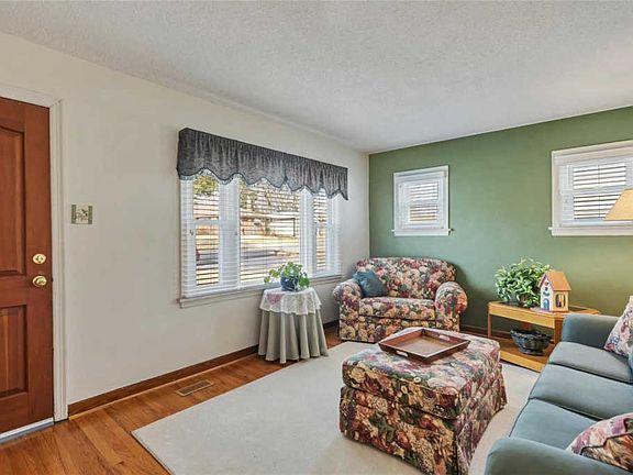 3rd image of 8944 Francis Ct