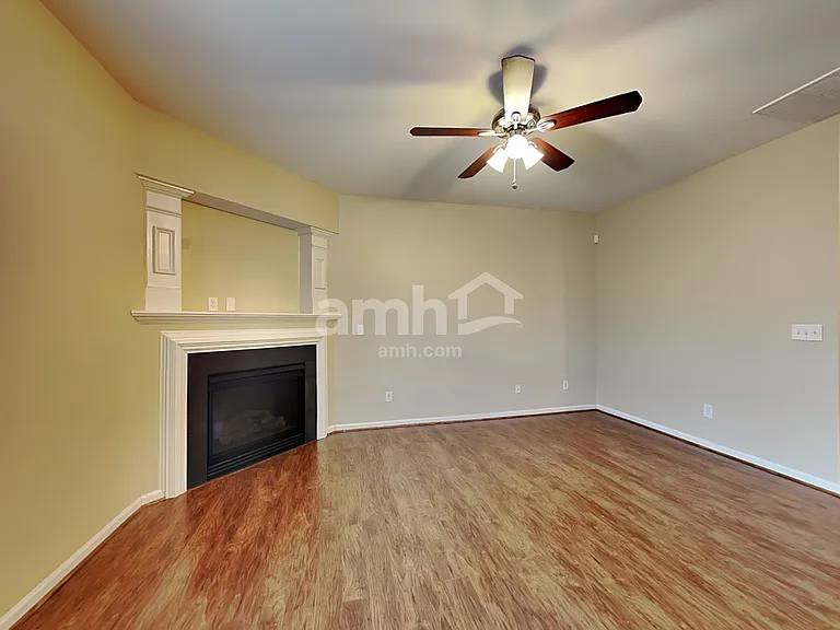 412 Galesburg Dr — Photo 5