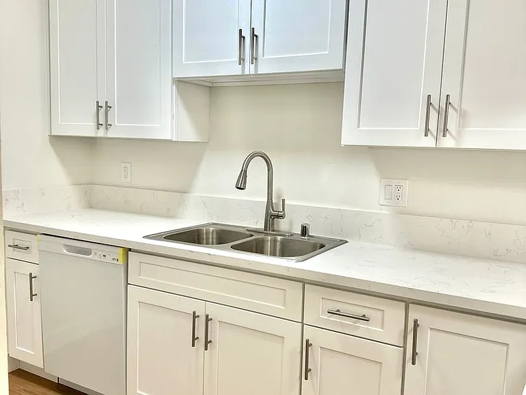 Lynrose Manor Apartments — Photo 12