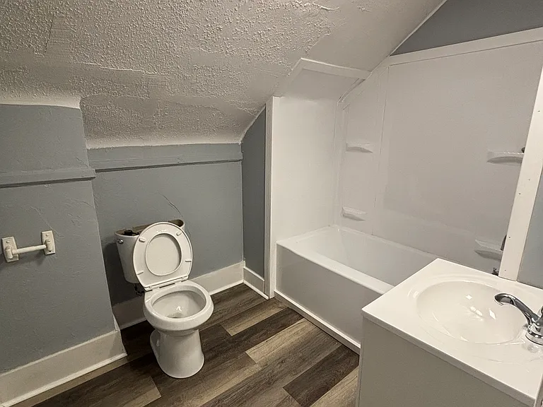 496 Whitney Ave — Photo 10
