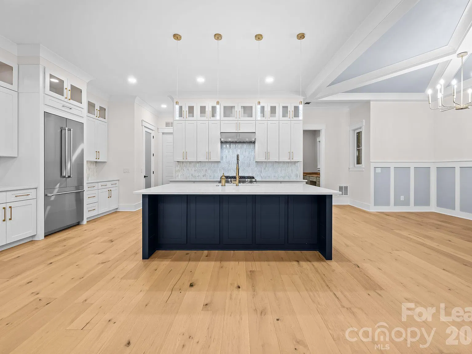 4 bed, 4.0 bath, 5129 sqft, $6,950 — Photo 3