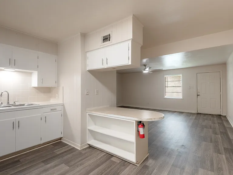 525 12th St #8 — Photo 8