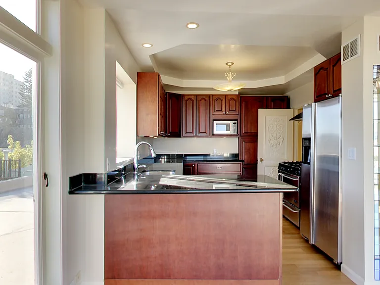 2090 Green Street (003r) — Photo 12