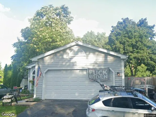 310 Lily Ln, Lakemoor, IL 60051