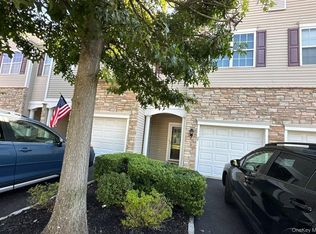 35 Sugar Pine Ln, Bay Shore, NY 11706