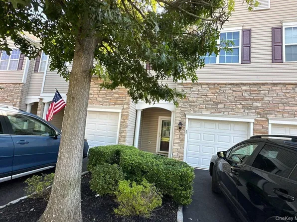 35 Sugar Pine Lane, Bay Shore, NY 11706