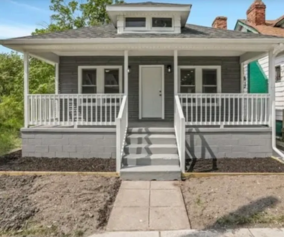 3 bed, 816 sqft, $1,300 — Photo 1