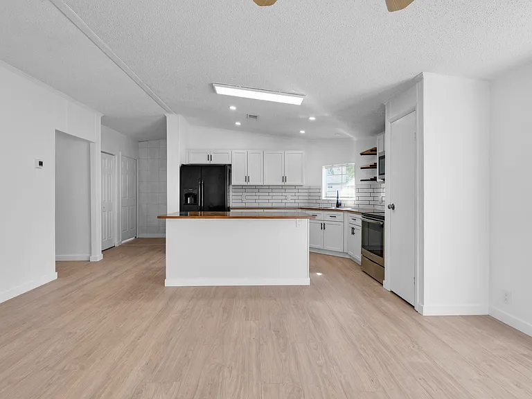 4905 NE 2nd Way — Photo 7