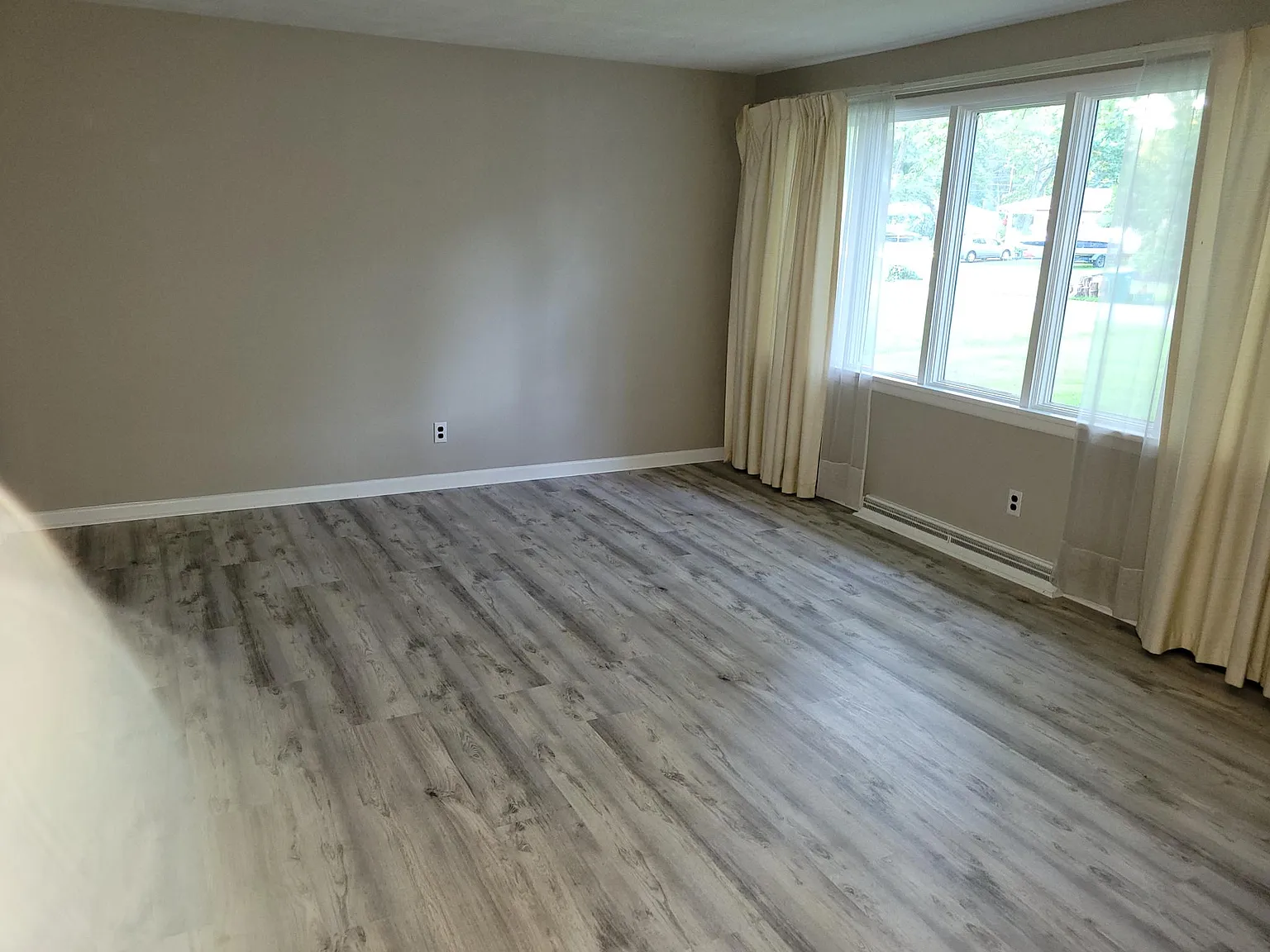 300 Sunnyside Dr — Photo 4