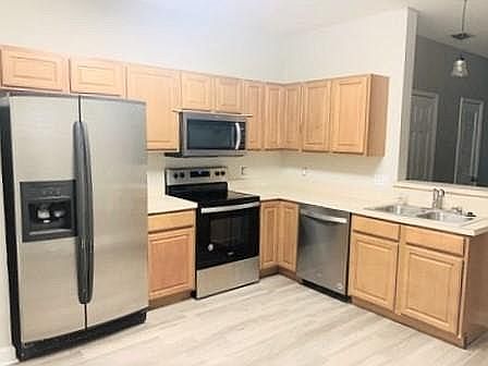 3rd image of 906 Southern Creek Dr