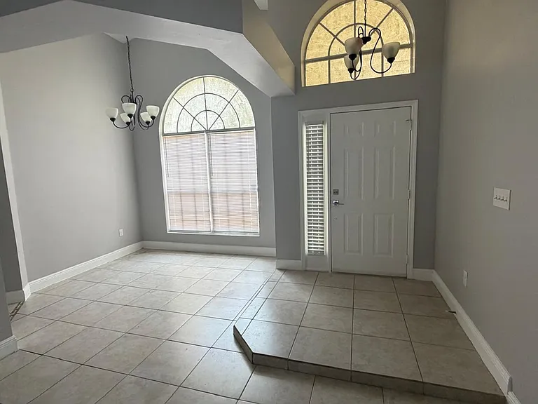 2809 Berkshire Cir — Photo 4