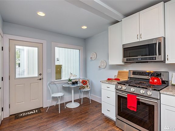 breakfast nook and additional access