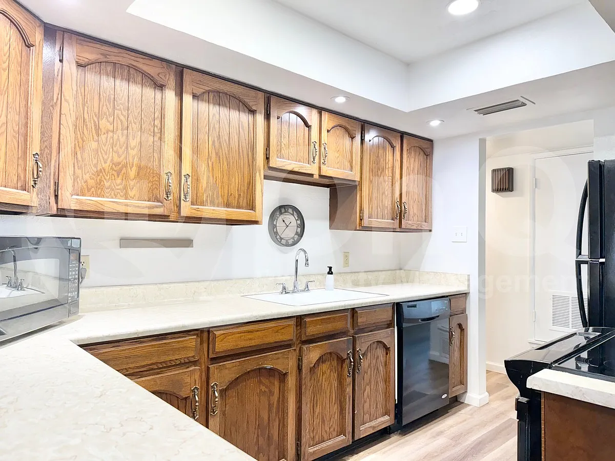 4 bed, 2.0 bath, 2081 sqft, $2,299 — Photo 3