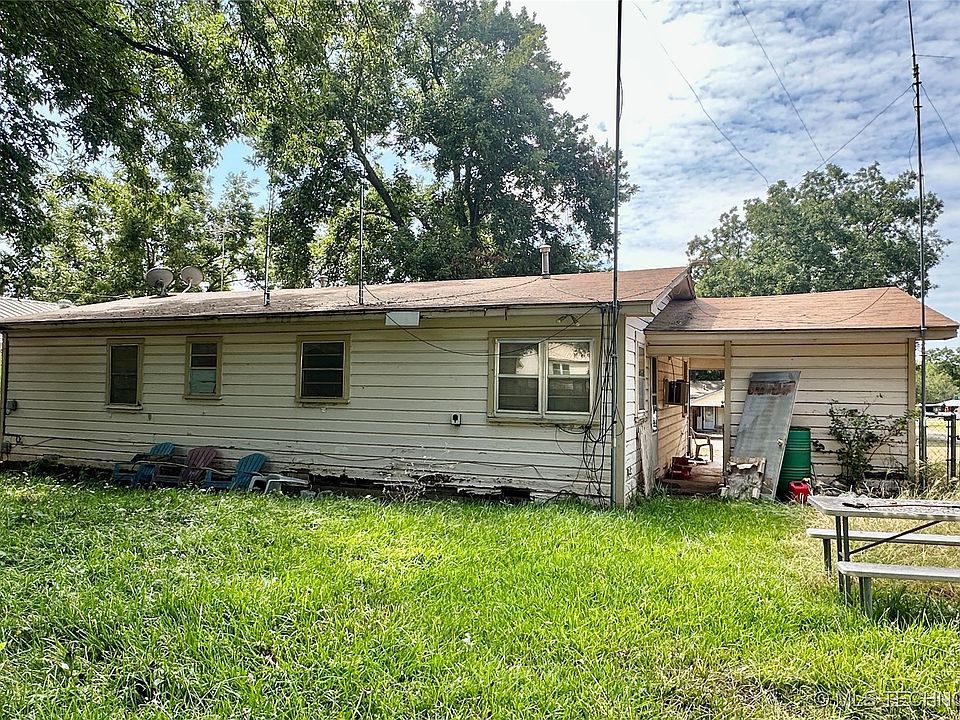2nd image of 1005 N Meridian St
