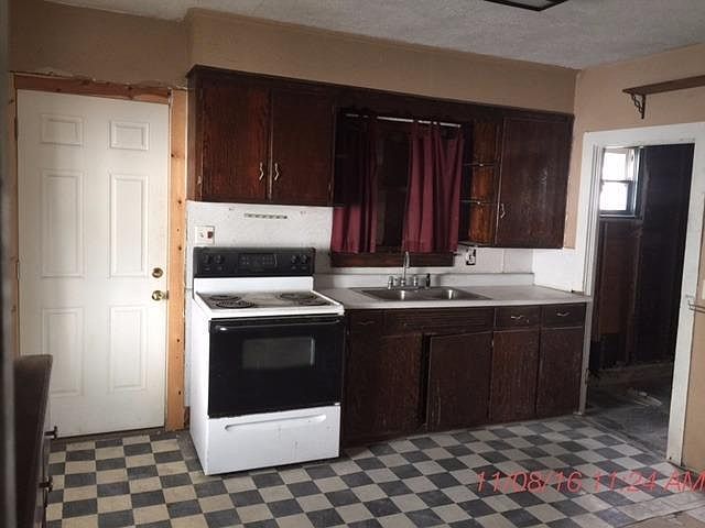 2nd image of 1220 Manhattan St