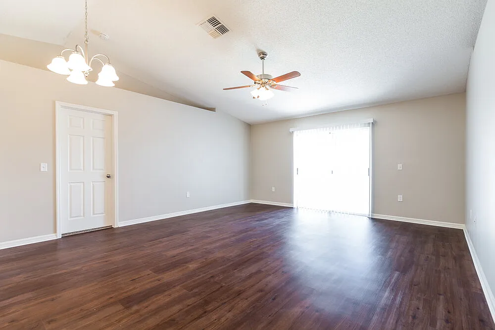 3 bed, 2.0 bath, 1264 sqft, $2,105 — Photo 4