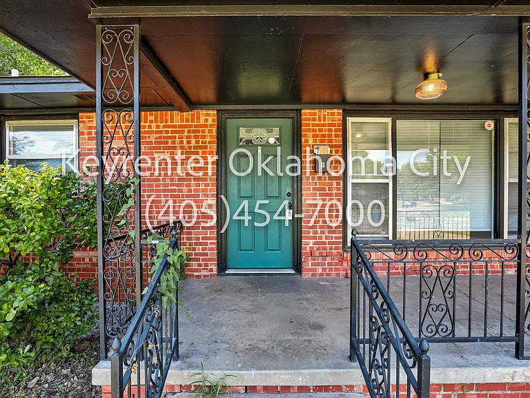 1524 Rowena Ln — Photo 2