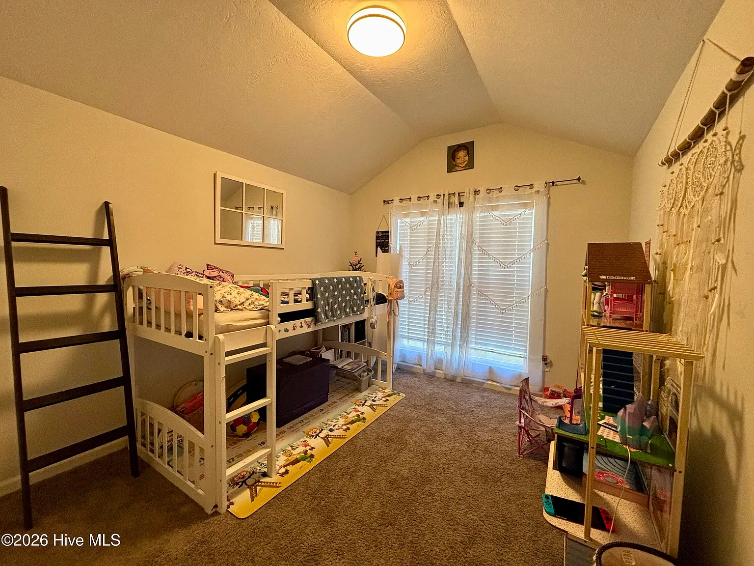 3 bed, 2.0 bath, 1809 sqft, $2,100 — Photo 3