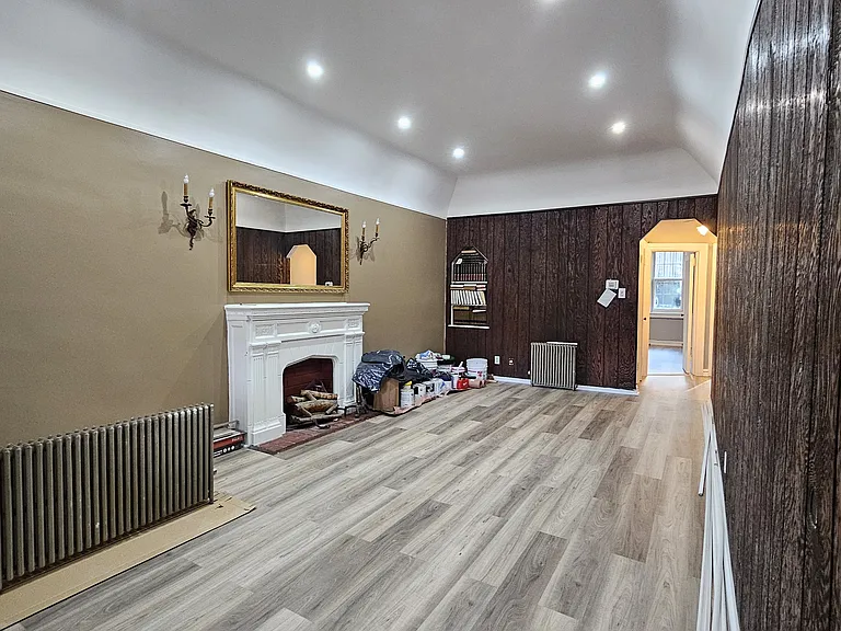 96 E 38th St #TOPFLOOR — Photo 2
