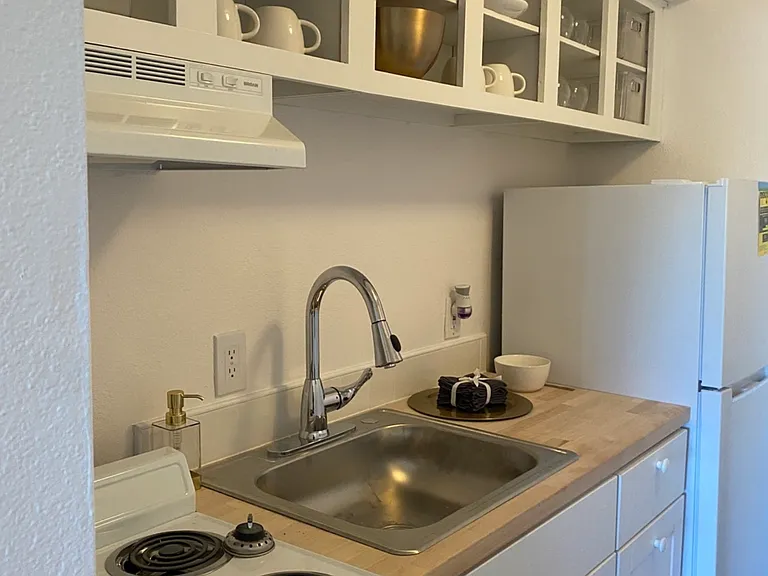 Sunstone Apartments — Photo 1