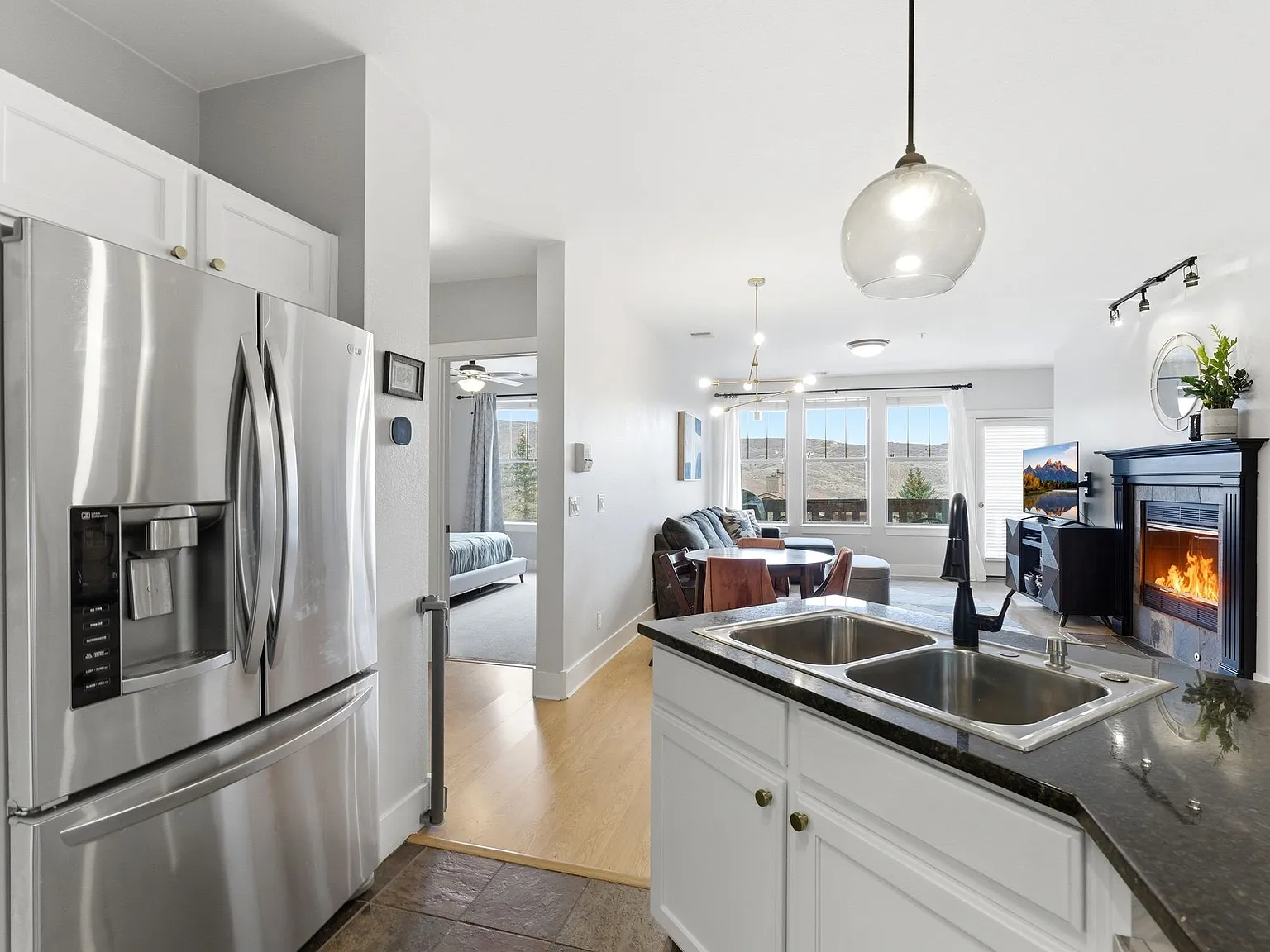3 bed, 1232 sqft, $2,950 — Photo 2