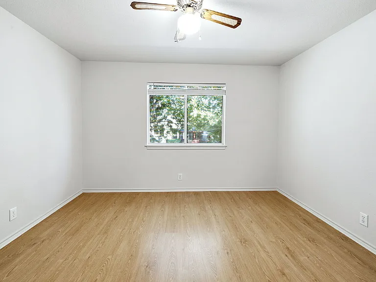 832 Dimrock — Photo 32
