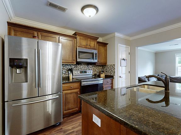 5th image of 804 Bonneville Ln