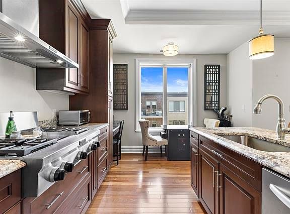 5th image of 250 Henley Pl Unit 406