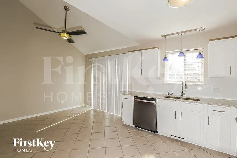 3 bed, 2.5 bath, 1821 sqft, $2,350 — Photo 4