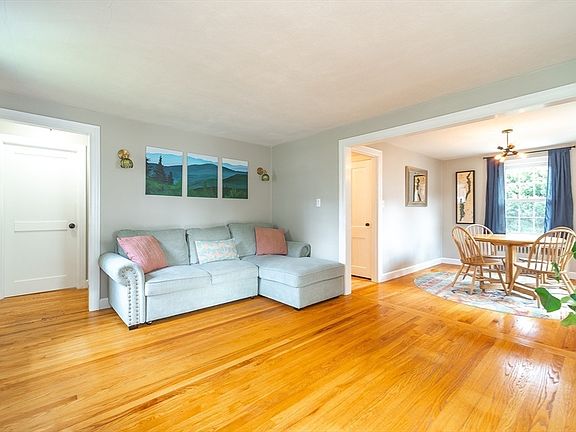 3rd image of 55 Gillette Cir