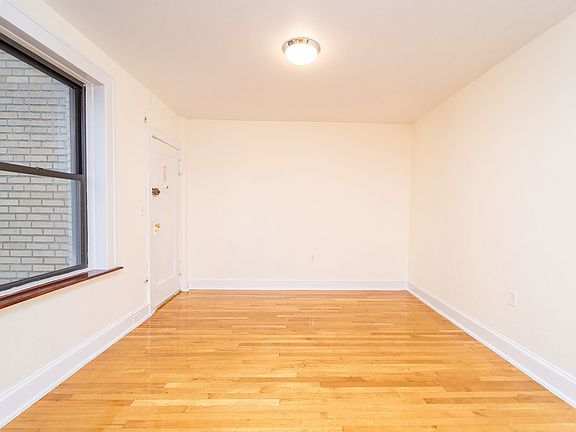4th image of 2154 Crescent St APT A8
