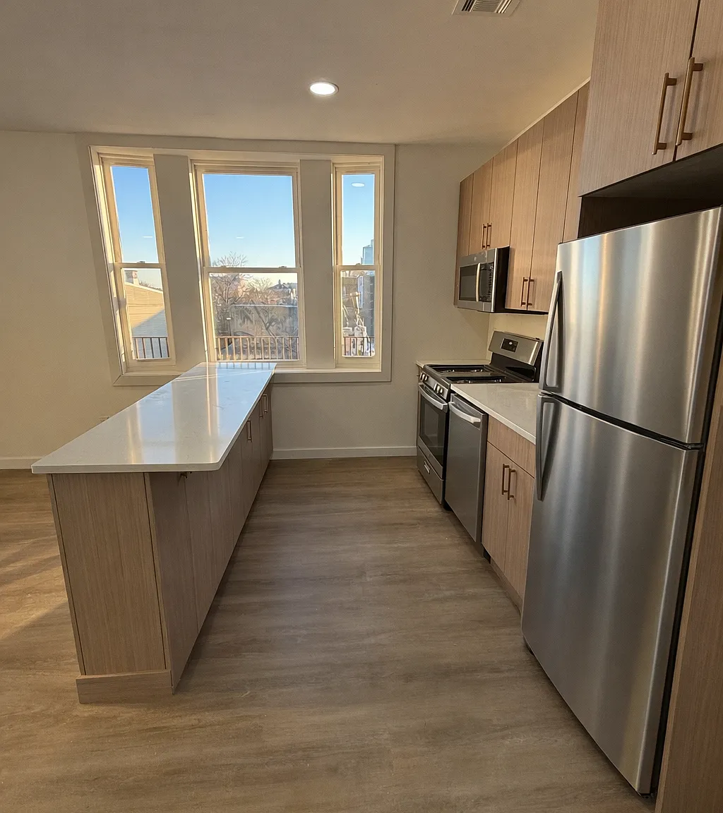 3 bed, 1250 sqft, $3,300 — Photo 2